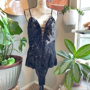 🕷 Vampy vintage Victoria’s Secret gold label black burnout velvet teddy 🕷